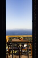 Habitación superior, 1 cama de matrimonio grande, no fumadores, vistas al mar | Vistas desde la habitación