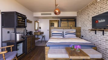 Habitación Deluxe, 1 cama de matrimonio grande, no fumadores, vistas al mar | 1 dormitorio, minibar, caja fuerte y escritorio