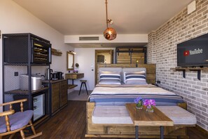 Deluxe kamer, 1 kingsize bed, niet-roken, uitzicht op zee | 1 slaapkamer, een minibar, een kluis op de kamer, een bureau