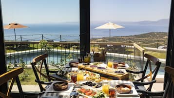 Desayuno con opciones de la cocina local incluido todos los días