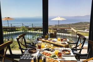 Desayuno con opciones de la cocina local incluido todos los días 