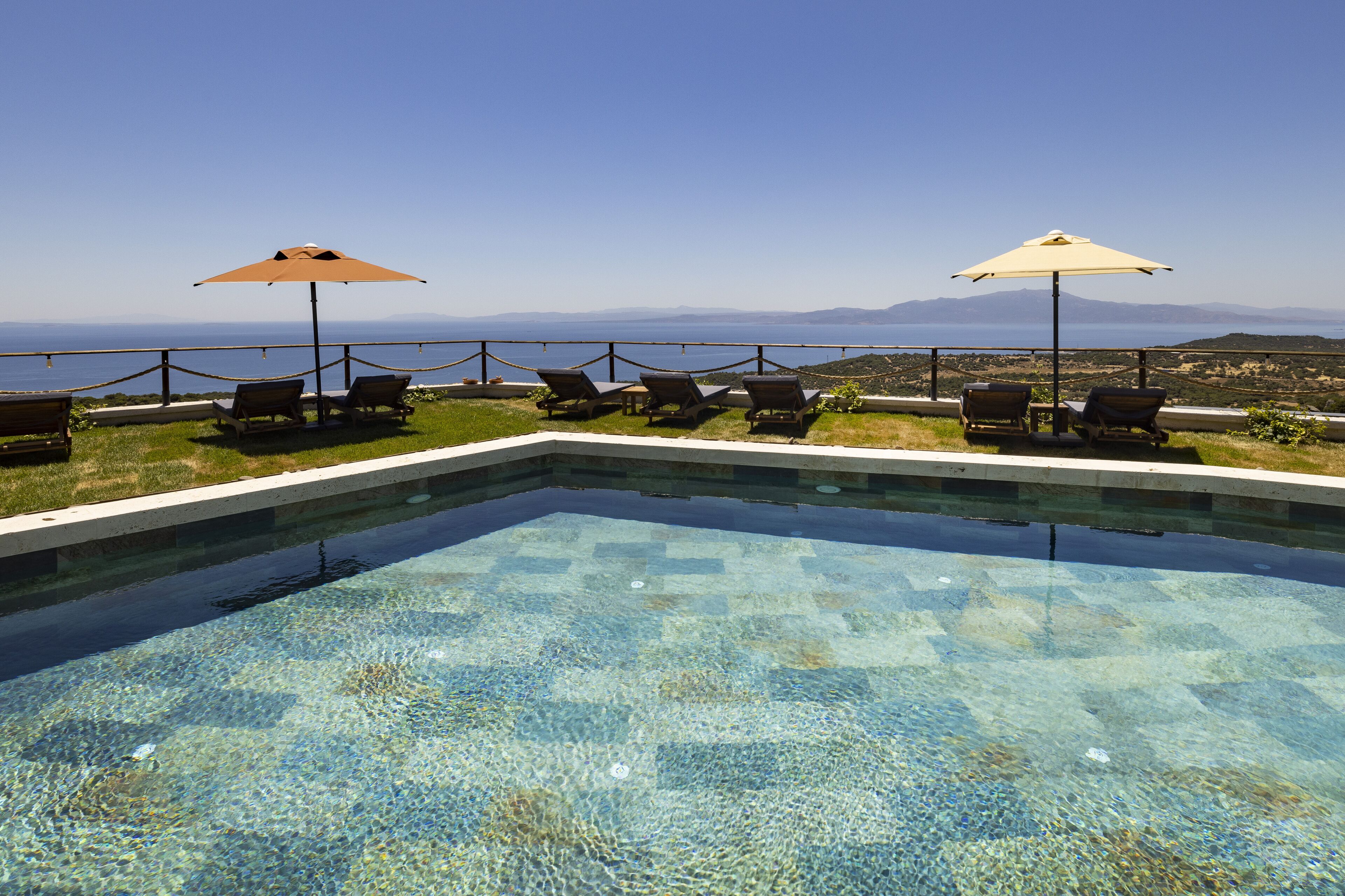 Außenpool (je nach Saison geöffnet), Sonnenschirme, Liegestühle