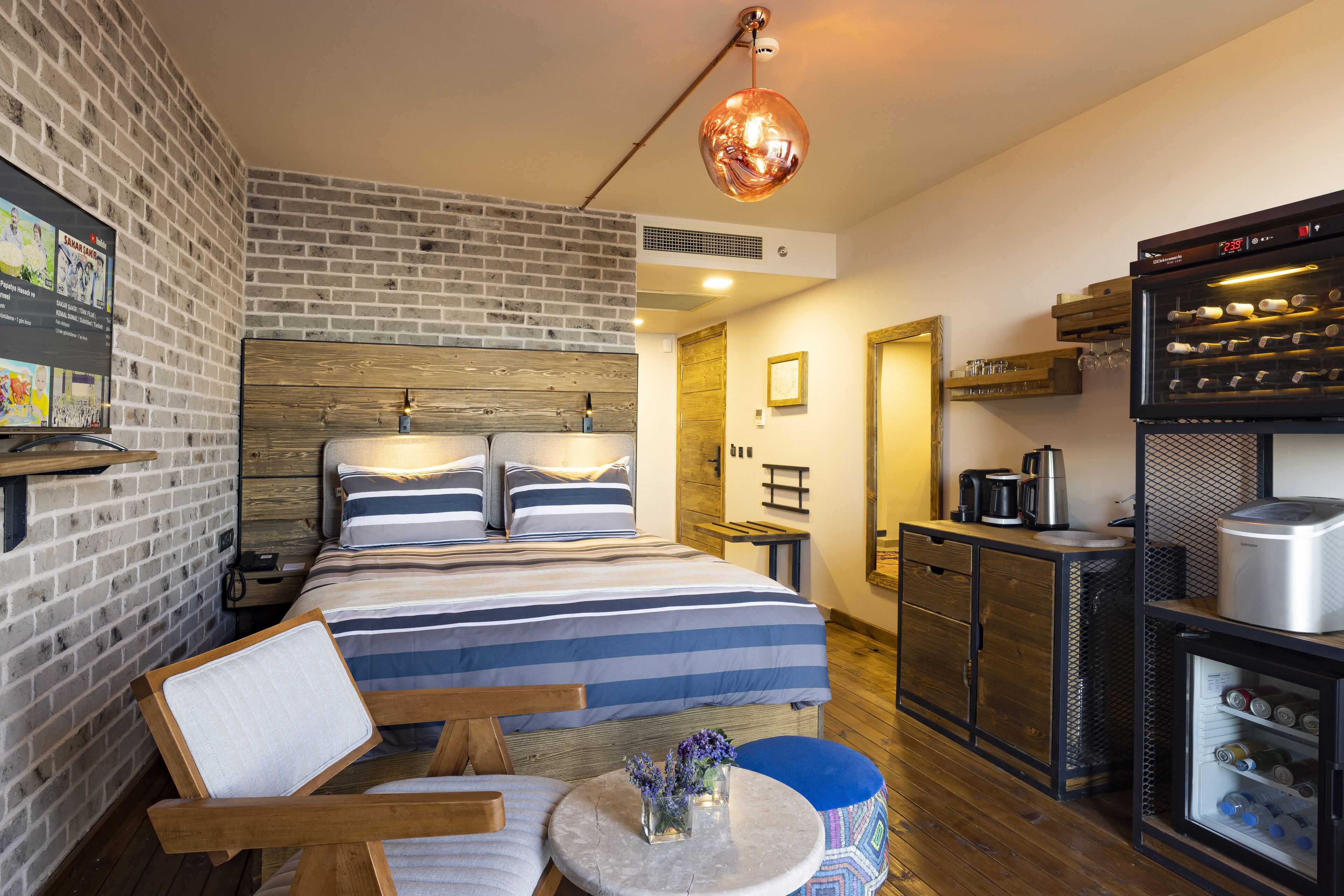 Superior Room, 1 King Bed, Non Smoking, Sea View | 1 bedroom, minibar, in-room safe, desk