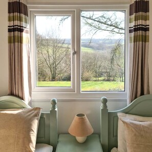 2 bedrooms, iron/ironing board, travel crib, free WiFi - Ta Mill Meadowview Chalet 2 in a Stunning Retreat (Launceston)