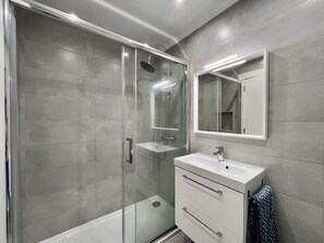 Dusche, Haartrockner, Handtücher