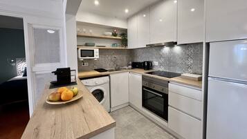 Refrigerador, microondas, horno y cafetera y tetera