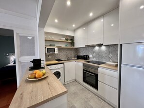 Refrigerador, microondas, horno y cafetera y tetera 