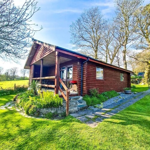 Cosy log-cabin style lodge with outdoor Lay-Z-Spa in rural, North Cornwall.