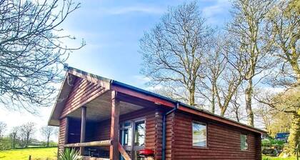 Cosy log-cabin style lodge with outdoor Lay-Z-Spa in rural, North Cornwall.