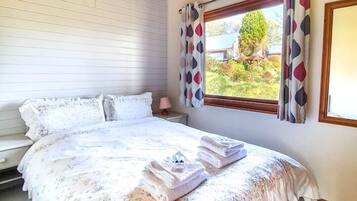 2 chambres, fer et planche à repasser, lit de bébé portatif