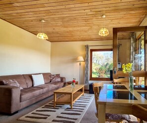 Téléviseur, table de ping-pong