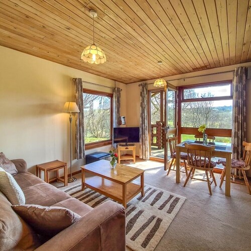Cosy log-cabin style lodge with outdoor Lay-Z-Spa in rural, North Cornwall.