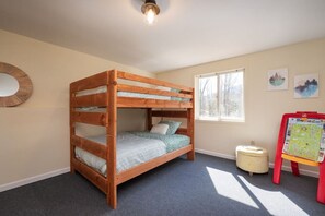 5 slaapkamers, een bureau, een strijkplank/strijkijzer, reisbedje