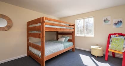 Private-Spacious-Hot Tub-King Bed-Games Room