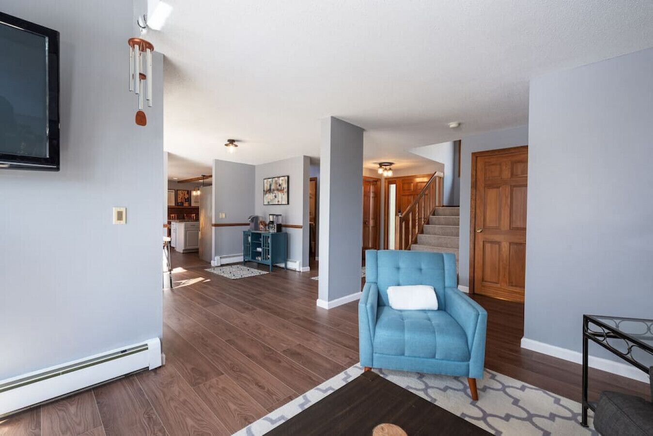 Televisión, chimenea y oficina 