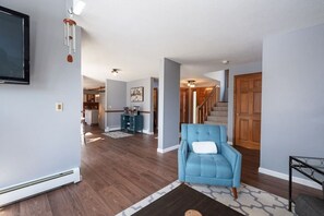 Een televisie, een open haard en een kantoor