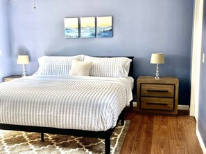 5 makuuhuonetta, työpöytä, silitysrauta/-lauta, vauvan matkasänky