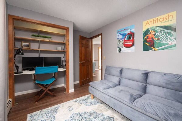 Een televisie, een open haard en een kantoor