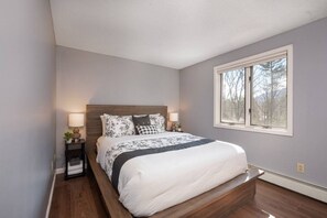 5 bedrooms, desk, iron/ironing board, travel cot