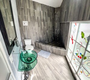 Ensemble douche/baignoire, sèche-cheveux, serviettes fournies, savon