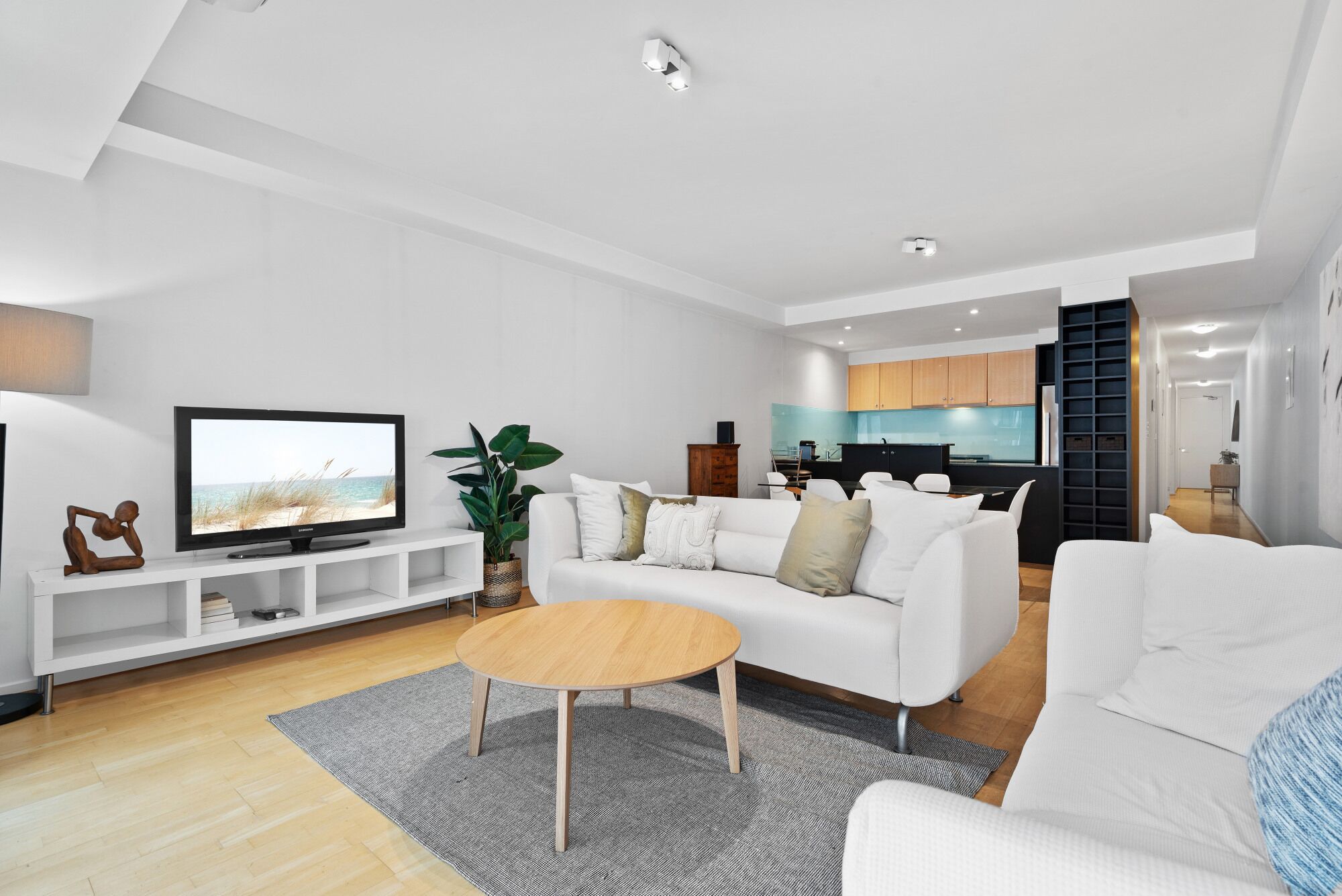 Spacious 2-Bed Apartment Steps from Albert Park