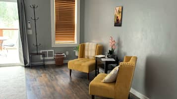 Smart TV, books, stereo