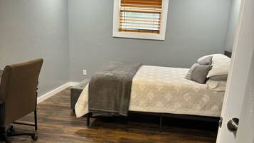 1 bedroom, desk, free WiFi, bed sheets