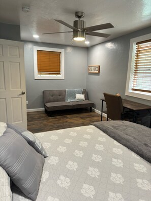 1 bedroom, desk, free WiFi, bed sheets - Tranquility Meets Hospitality – Your Peaceful Montana Getaway (Missoula)