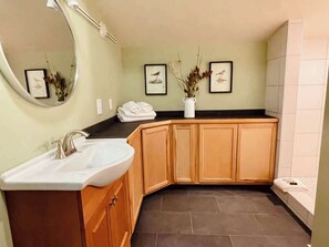 Douche, sèche-cheveux, serviettes fournies