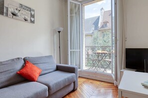 TV, offices - Cosy Parisian 1Bdr Flat - Prime Location le Marais (Paris)