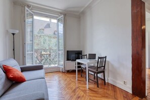 TV, offices - Cosy Parisian 1Bdr Flat - Prime Location le Marais (Paris)
