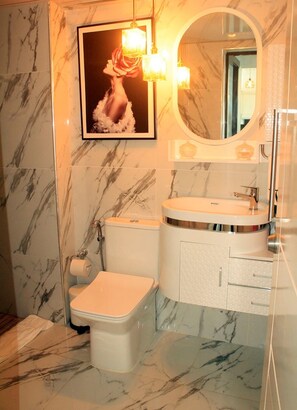 Dusche, Haartrockner, Bidet, Handtücher