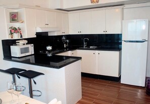 Kühlschrank, Mikrowelle, Wasserkocher mit Kaffee-/Teezubehör