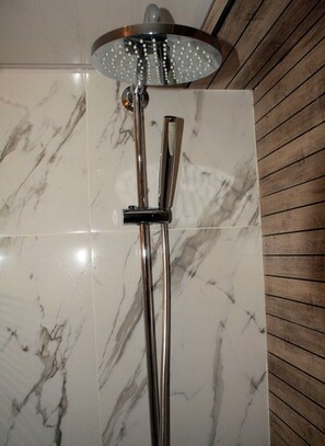 Dusche, Haartrockner, Bidet, Handtücher