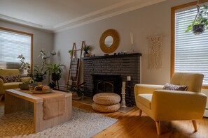 Télévision à écran plat de 45 pouces avec chaînes numériques, Netflix