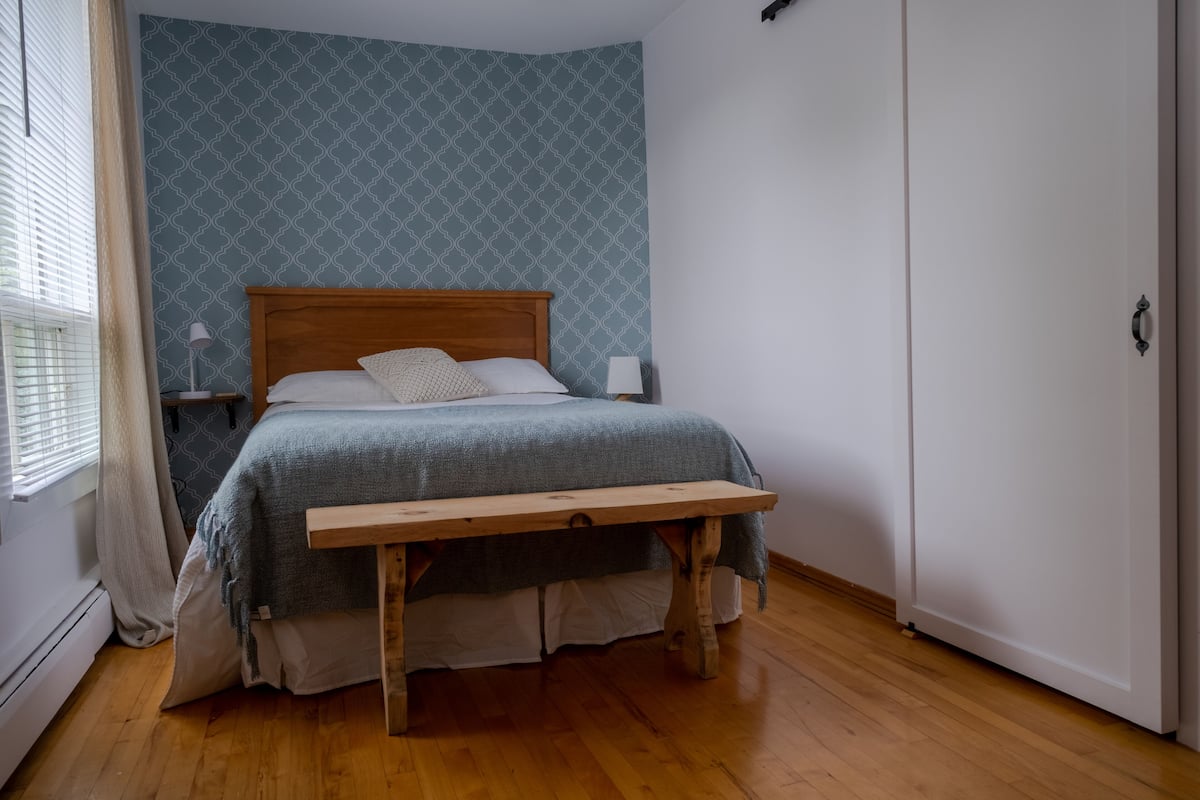 Decoración personalizada, muebles diferentes, escritorio y wifi gratis