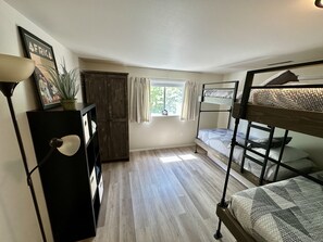 4 bedrooms, iron/ironing board, free WiFi, bed sheets - Air Force Academy 13 miles, hikes, hot tub, fire pit, BBQ (Colorado Springs)