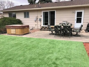 Outdoor dining - Air Force Academy 13 miles, hikes, hot tub, fire pit, BBQ (Colorado Springs)