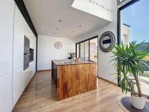 Fridge, microwave, oven, dishwasher - Villa 4 bedrooms + 1 T2 sea view and swimming pool (PIETROSELLA)