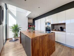 ثلاجة، ميكروويف، فرن، غسالة أطباق