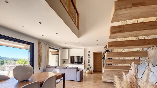 Un interior moderno con comedor, cocina y sala de estar.