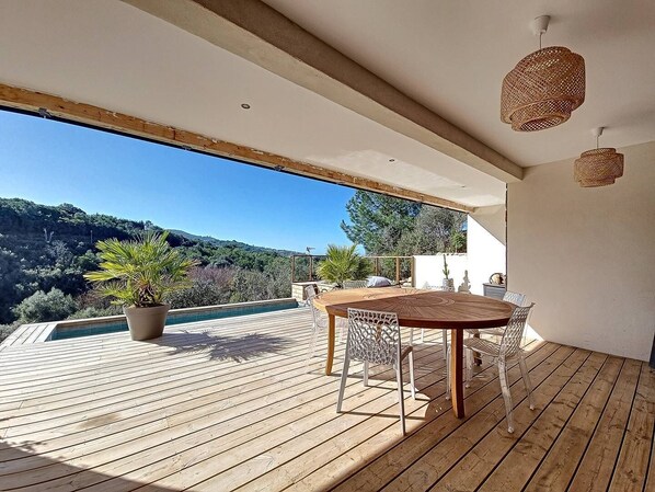 تناول الطعام بالخارج