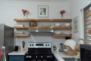 Fridge, microwave, oven, stovetop - Luxury 2 Bedroom 2 Bathroom City Oasis (Kingston)