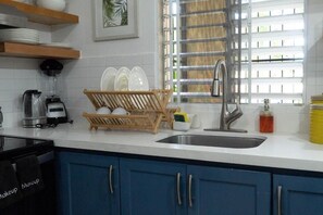 Fridge, microwave, oven, stovetop - Luxury 2 Bedroom 2 Bathroom City Oasis (Kingston)