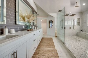 Een douche, een haardroger, shampoo