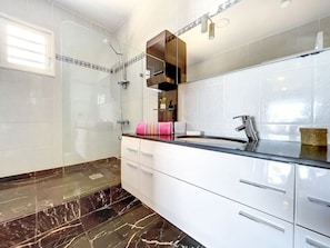 Secador de cabelo, toalhas de banho