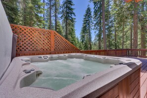 Outdoor spa tub - Tahoe City Serenity - TLUXP (Tahoe City)
