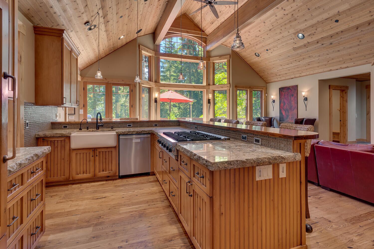Frigorífico, cafetera o tetera, utensilios de cocina y mesa de comedor