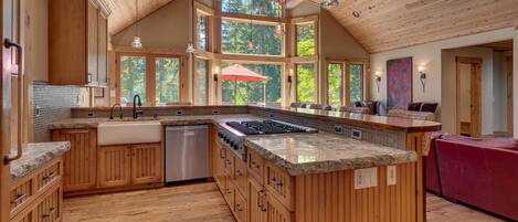 Frigorífico, cafetera o tetera, utensilios de cocina y mesa de comedor