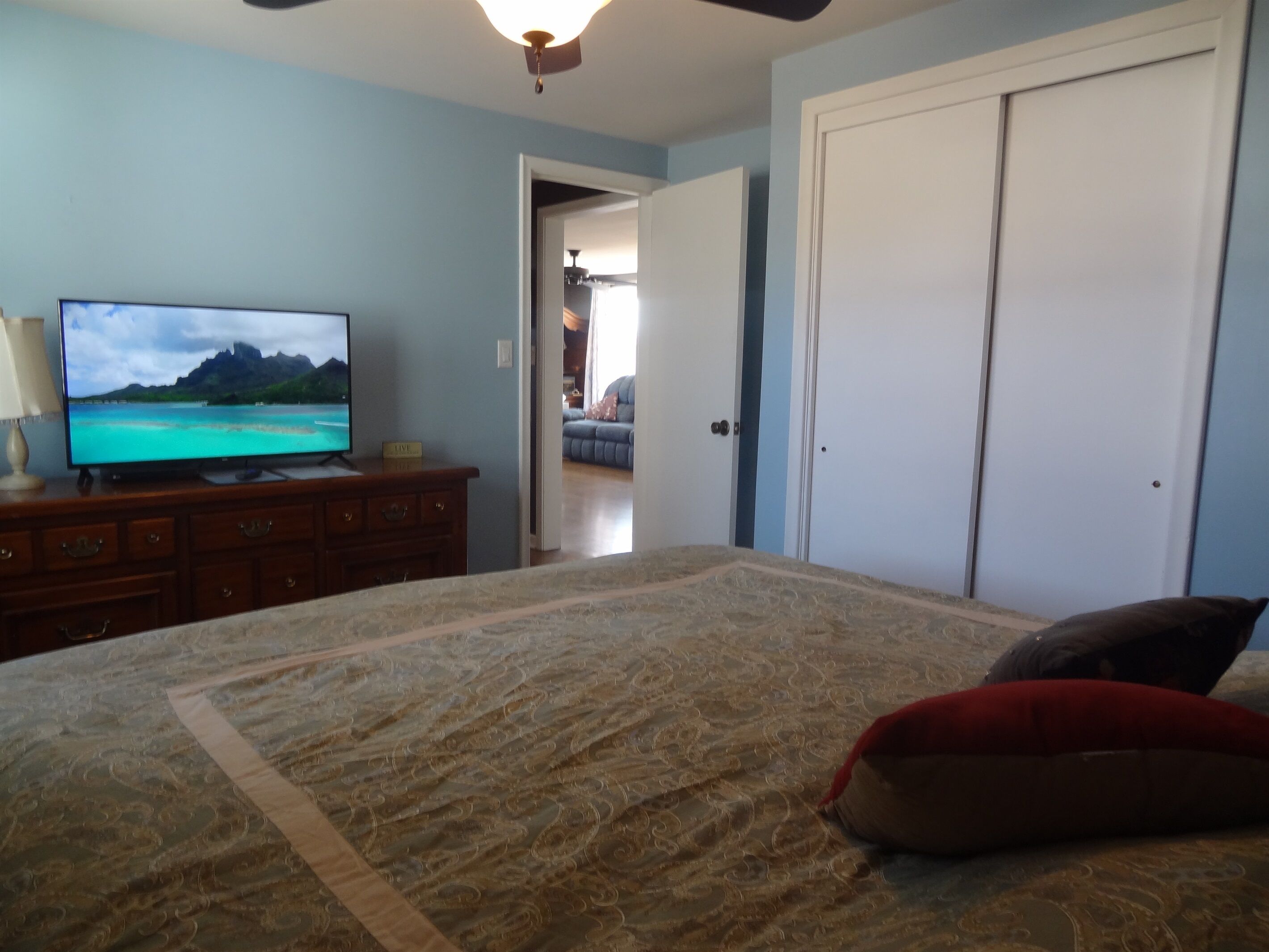 3 bedrooms, desk, iron/ironing board, travel crib